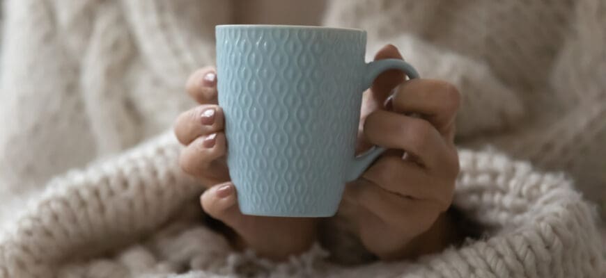 Close,Up,Focus,On,Mug,With,Hot,Beverage,In,Wrinkled